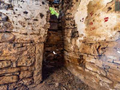 ... accanto al quale, in un alto incavo del muro, era collocato un camino